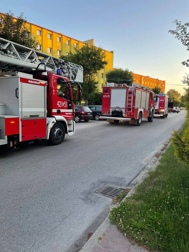 Kilka zastępów straży pożarnej prowadzi działania w Krośniewicach