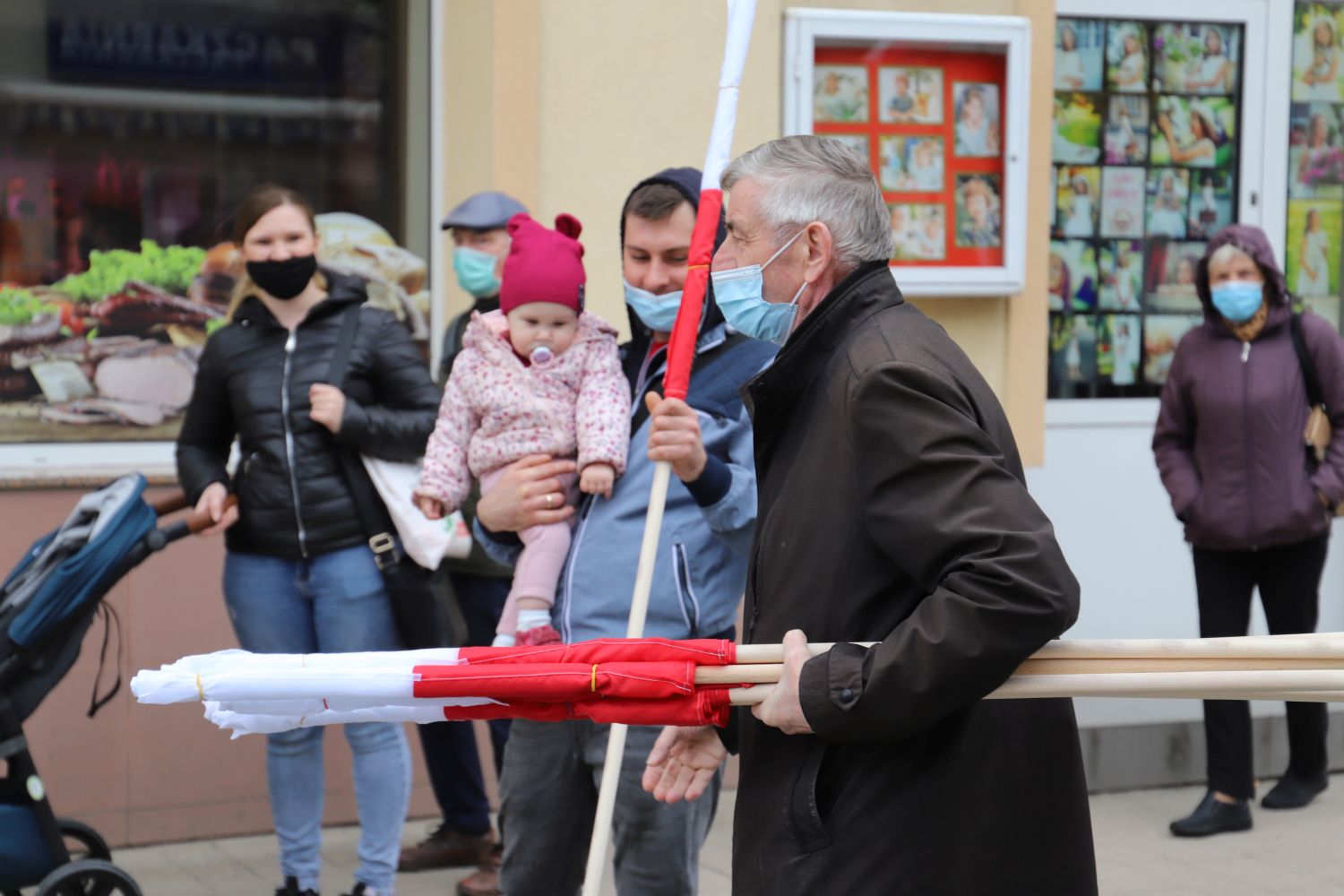 Prezydent miasta rozdawał flagi mieszkańcom Kutna