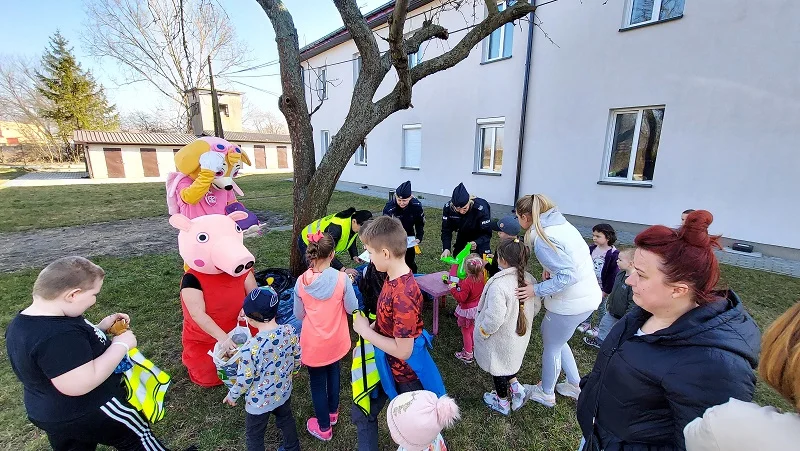 Policjanci z kutnowskiej komendy wraz z „pluszowymi maskotkami” spotkali się z dziećmi z mieszkań wspomaganych w Kutnie przy ul. Majdany