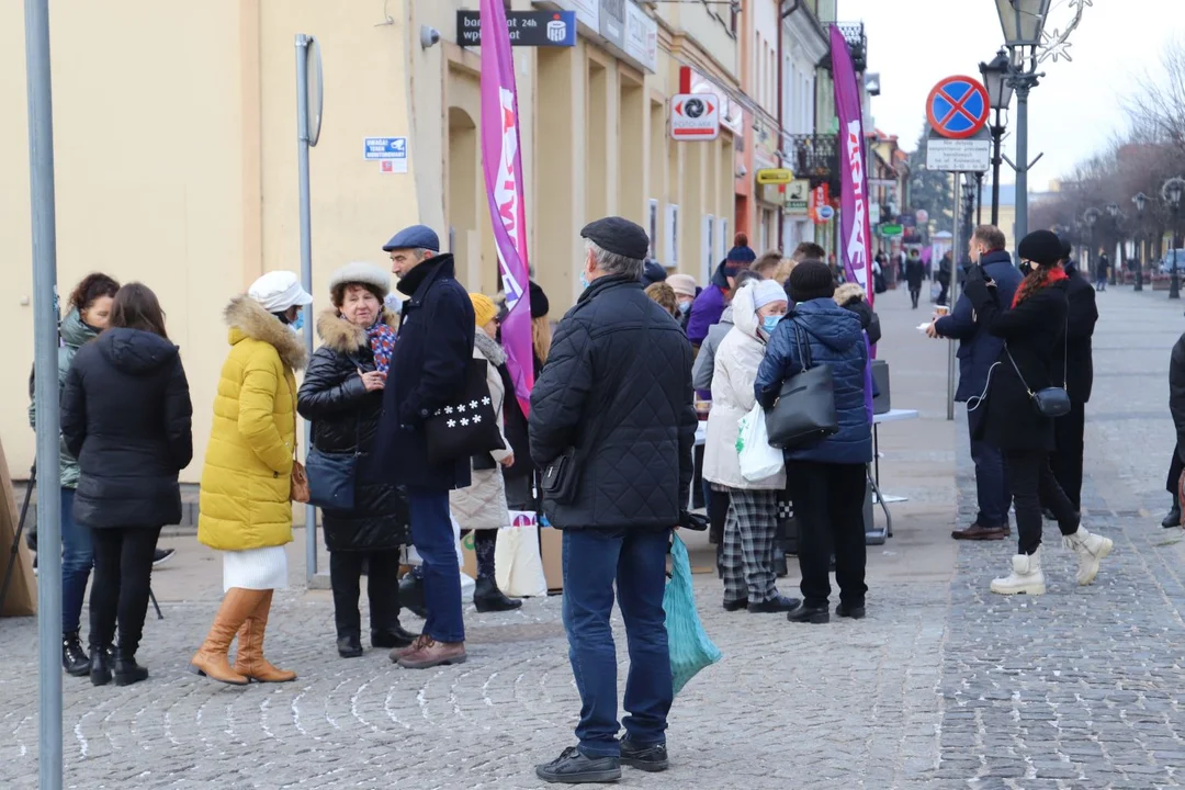 Posłowie Lewicy rozdawali mieszkańcom Kutna świąteczne posiłki 