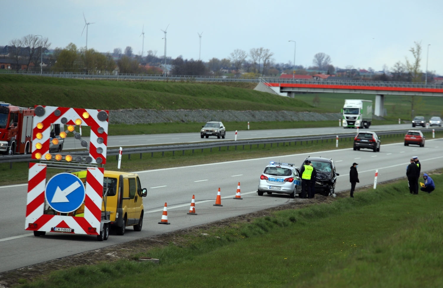 [ZDJĘCIA] Groźnie na autostradzie. Samochód osobowy zderzył się z ciężarówką - Zdjęcie główne