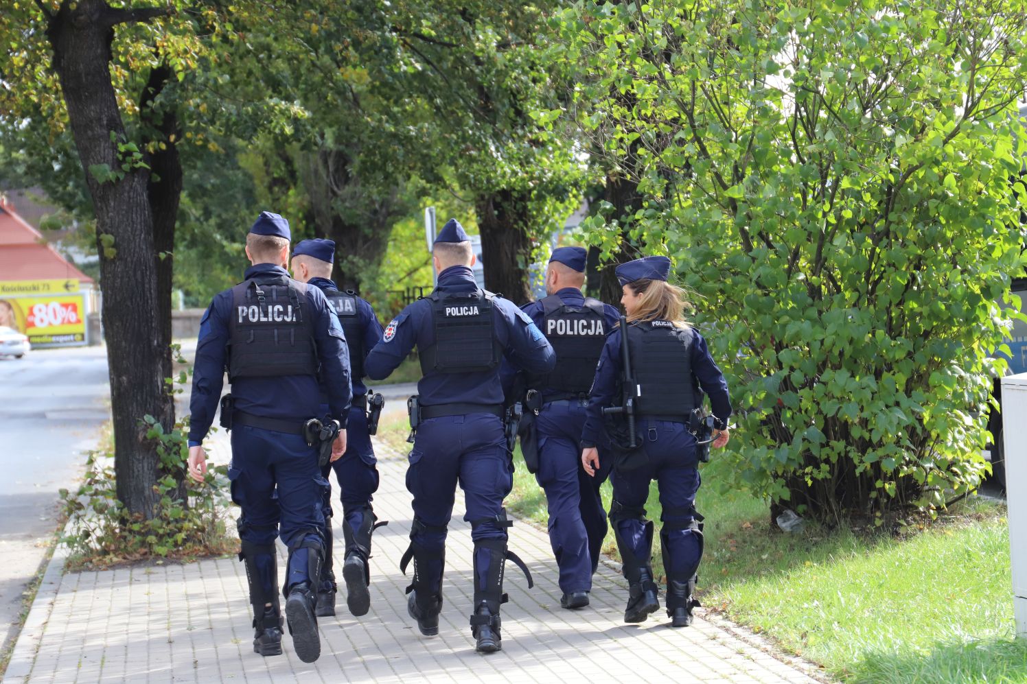 Przy dworcu w Kutnie zaroiło się od policjantów, którzy zabezpieczali przejazd kibiców poznańskiego Lecha