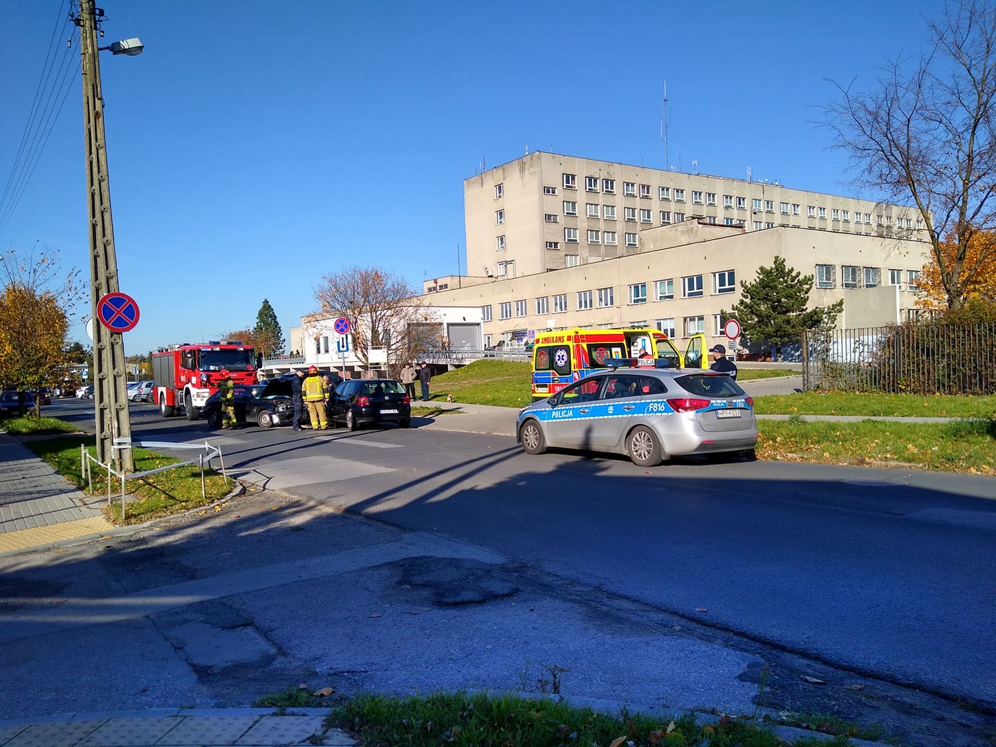 Wypadek z udziałem dwóch aut przy szpitalu. Służby w akcji [ZDJĘCIA]