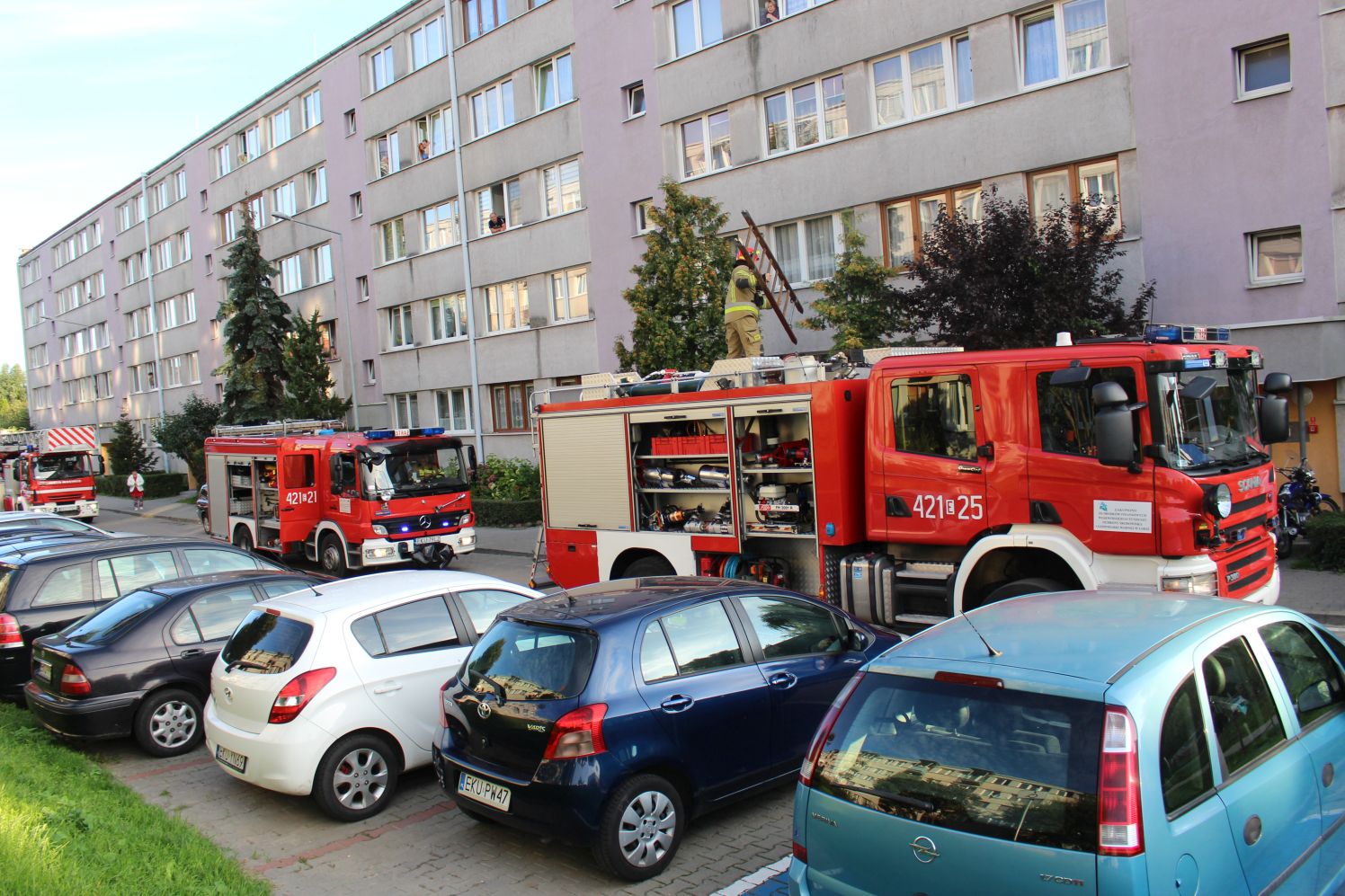 Na jednym z kutnowskich osiedli działania prowadzi kilka zastępów straży