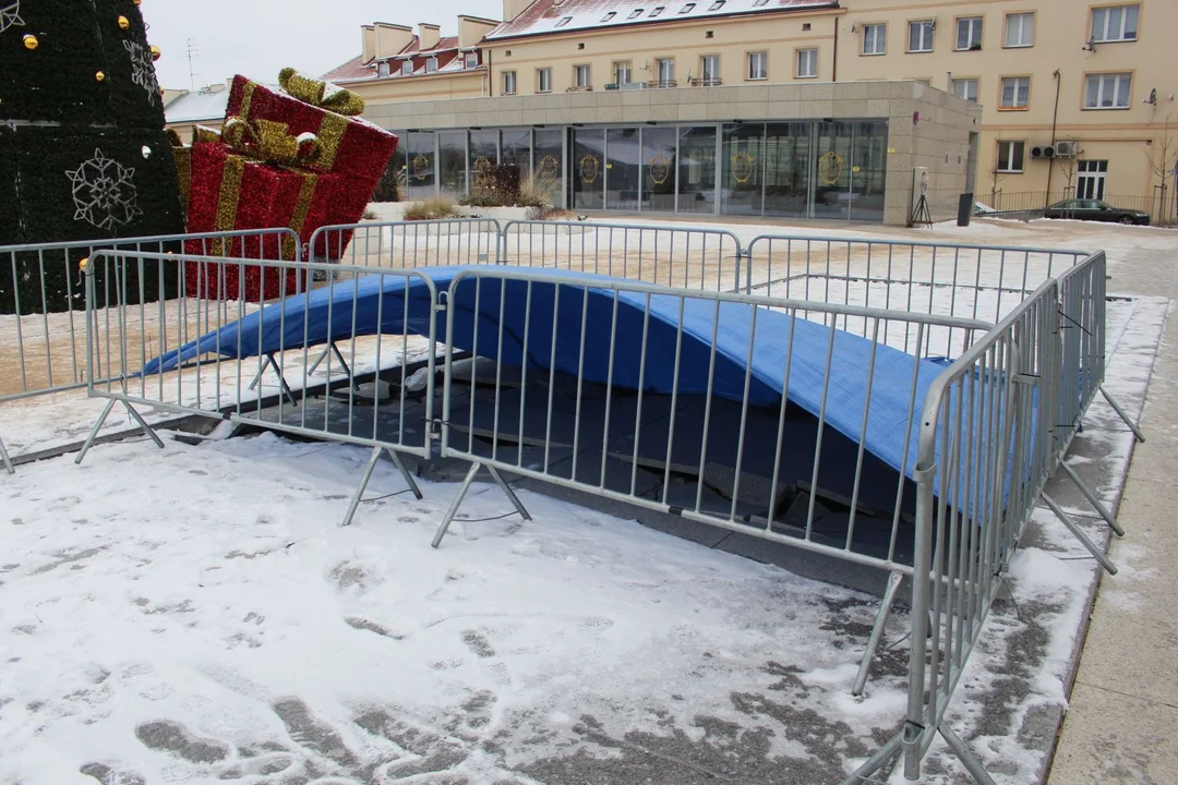 Pod koniec listopada kierowca samochodu dostawczego uszkodził fontannę na Placu Wolności w Kutnie