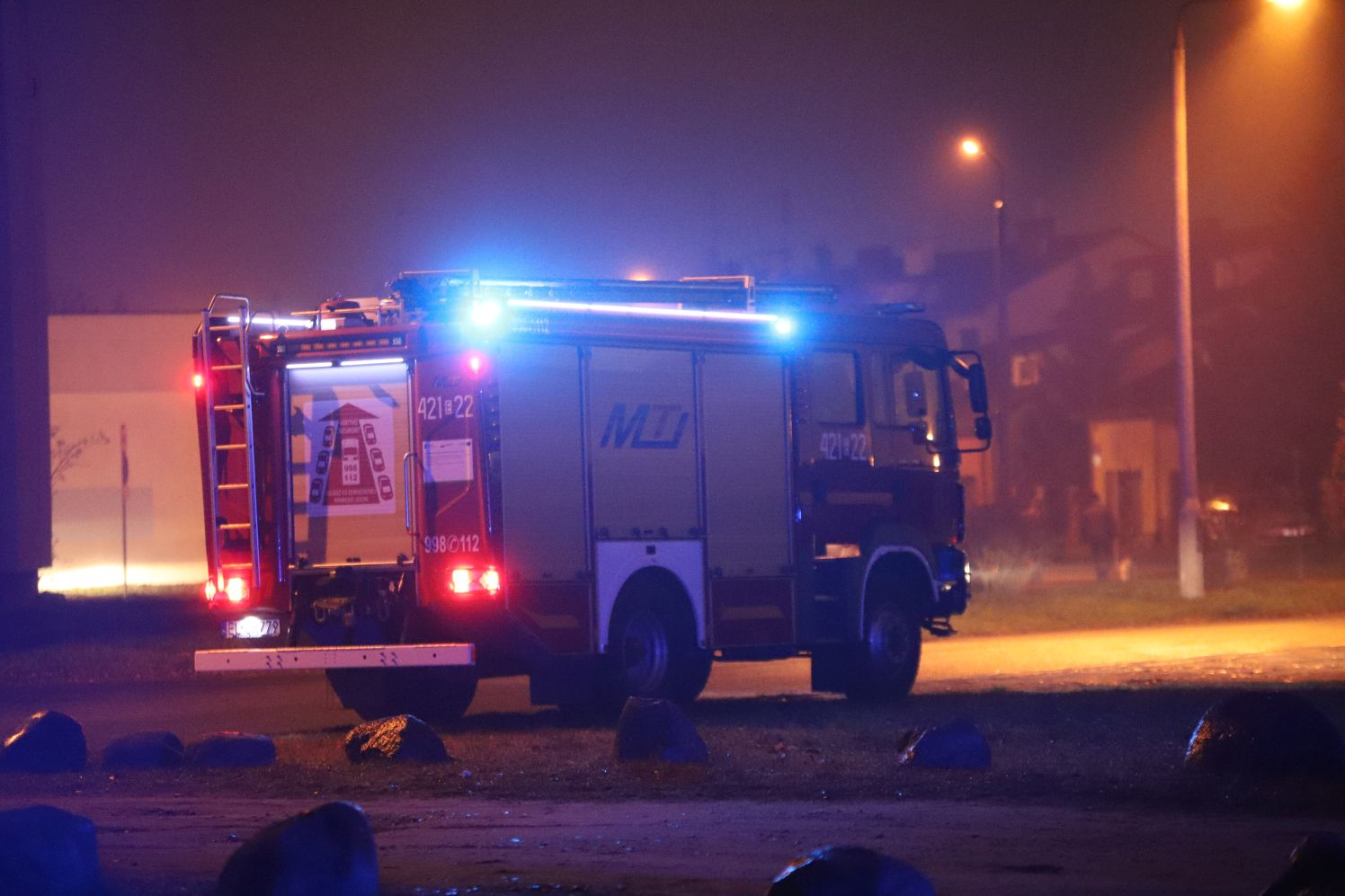 Wiczorem w Kutnie doszło do wypadku. Kierowca mercedesa wypadł z drogi i uderzył w górkę żwiru