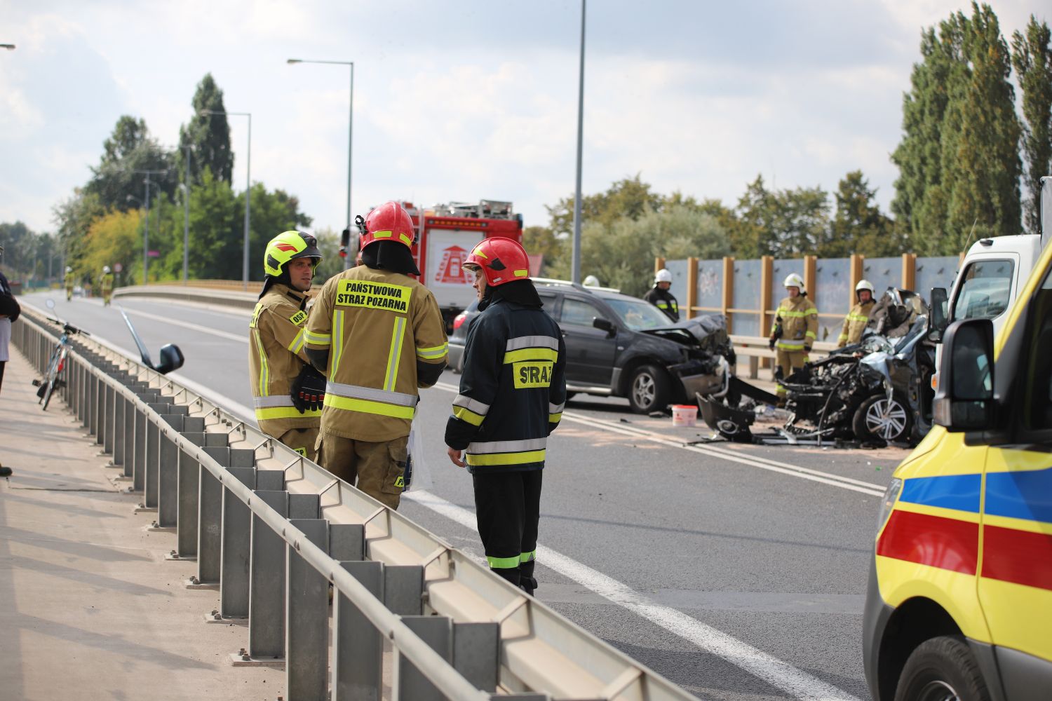 Kraksa z udziałem dwóch aut na wiadukcie. Są osoby poszkodowane 