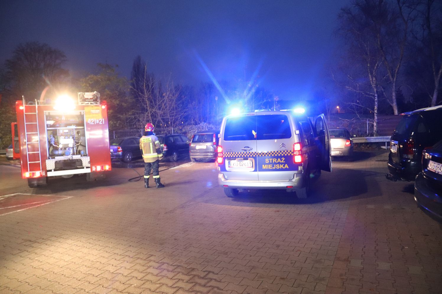 Straż pożarna prowadziła działania w związku z pożarem na parkingu jednej z kutnowskich Biedronek