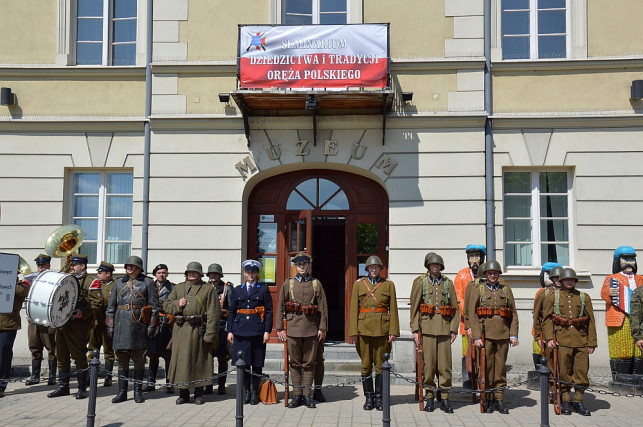 Oddali hołd oficerom - Zdjęcie główne