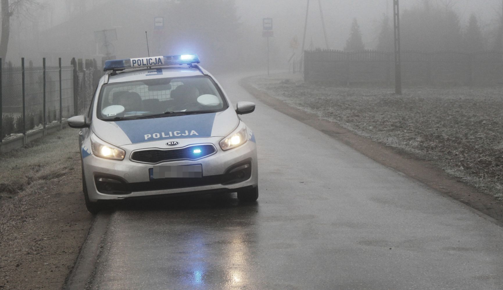 Uderzył kradzionym samochodem w kombajn. Uciekł zanim przyjechała policja, trwają poszukiwania - Zdjęcie główne