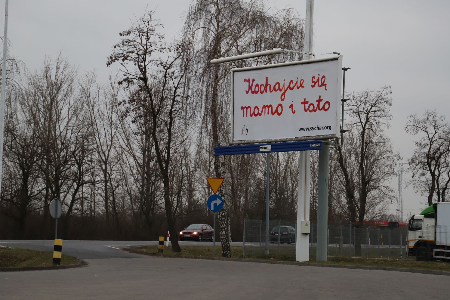 W Kutnie pojawił się bilbord z hasłem "Kochajcie się mamo i tato"