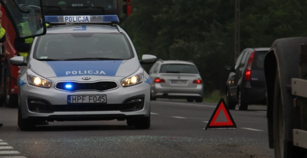 Uszkodził samochód i odjechał z miejsca zdarzenia. Poszkodowany kierowca w szpitalu  - Zdjęcie główne