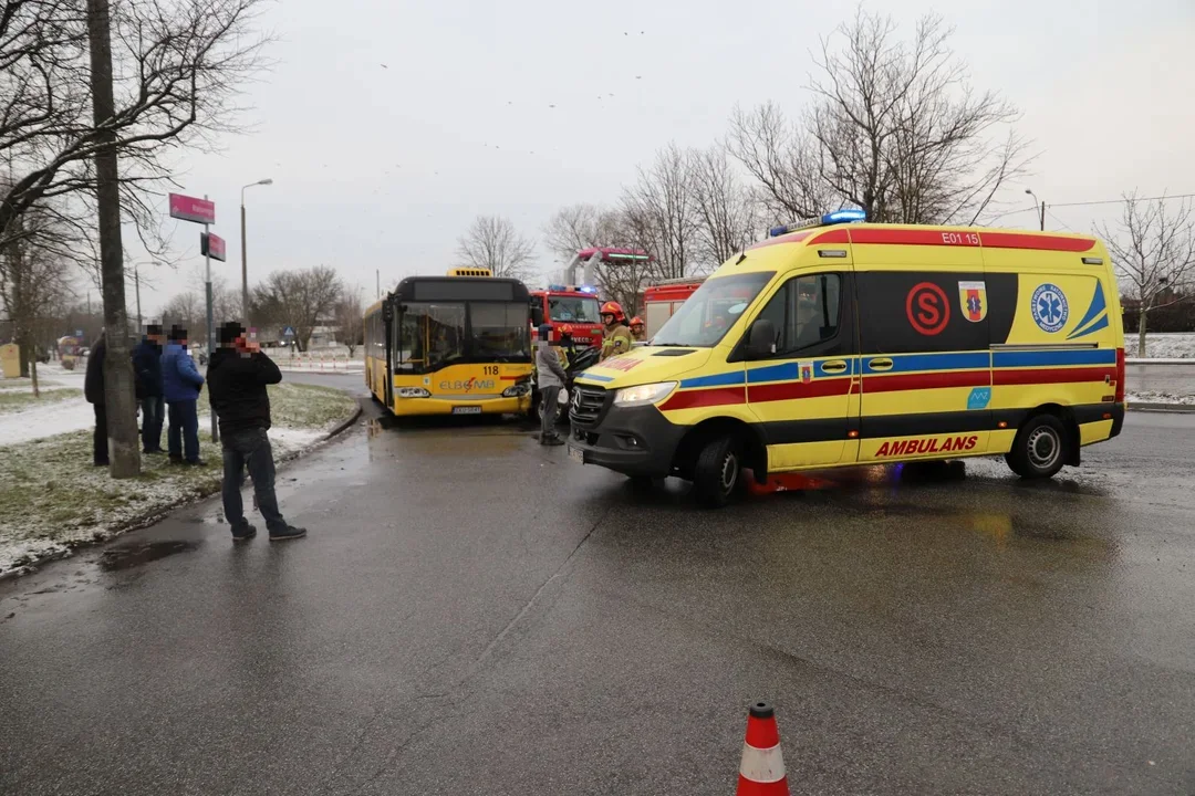 Na ul. Chrobrego w Kutnie autobus miejski zderzył się z osobówką