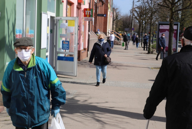 Dziś rozdadzą w Kutnie 2,5 tysiąca maseczek! Zobacz, gdzie można je odbierać - Zdjęcie główne