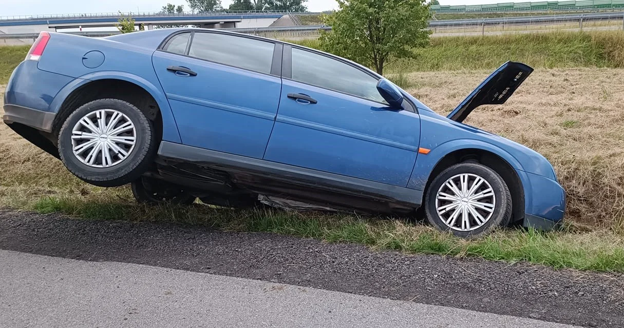 Krośniewice: osobówka wypadła z drogi i wylądowała w rowie - Zdjęcie główne