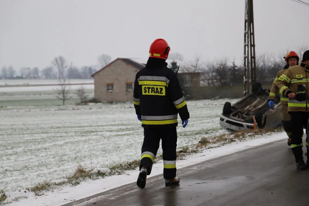 Wypadek pod Kutnem. Dachował samochód, jedna osoba ranna