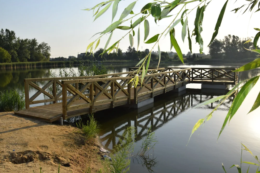 Władze Łęczycy chciałby utworzyć kąpielisko nad zalewami miejskimi. Tymczasem już pojawiło się tam nowe molo