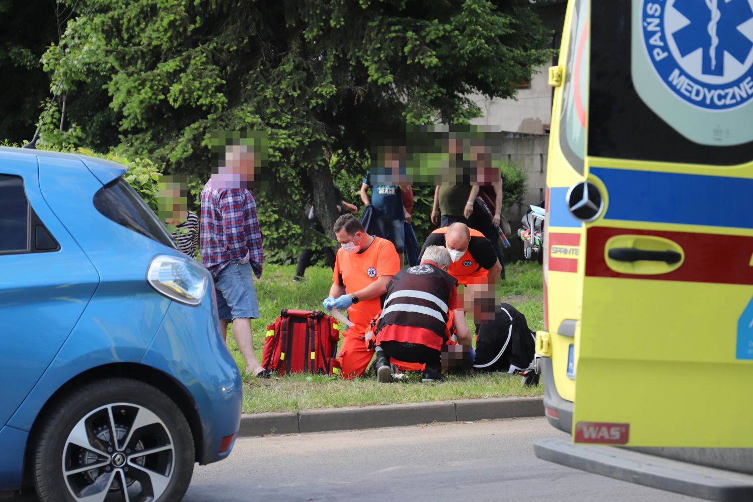 W Kutnie niedaleko targowicy samochód potrącił dziecko. Chłopiec został zabrany do szpitala