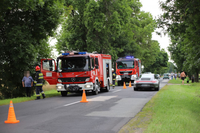 [ZDJĘCIA] Dachowanie pod Kutnem, w aucie były dzieci. Wezwano śmigłowiec - Zdjęcie główne