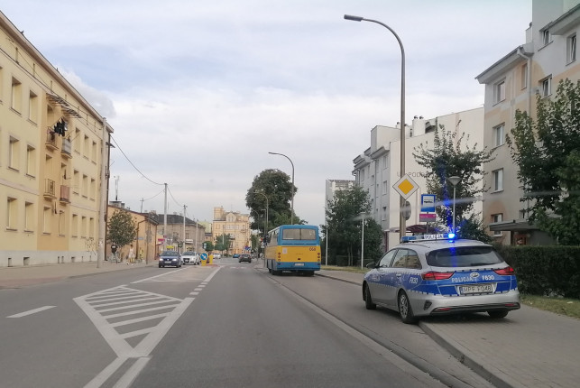 [AKTUALIZACJA, FOTO] Nieprzyjemny incydent w centrum. Karetka zabrała pasażerkę MZK - Zdjęcie główne