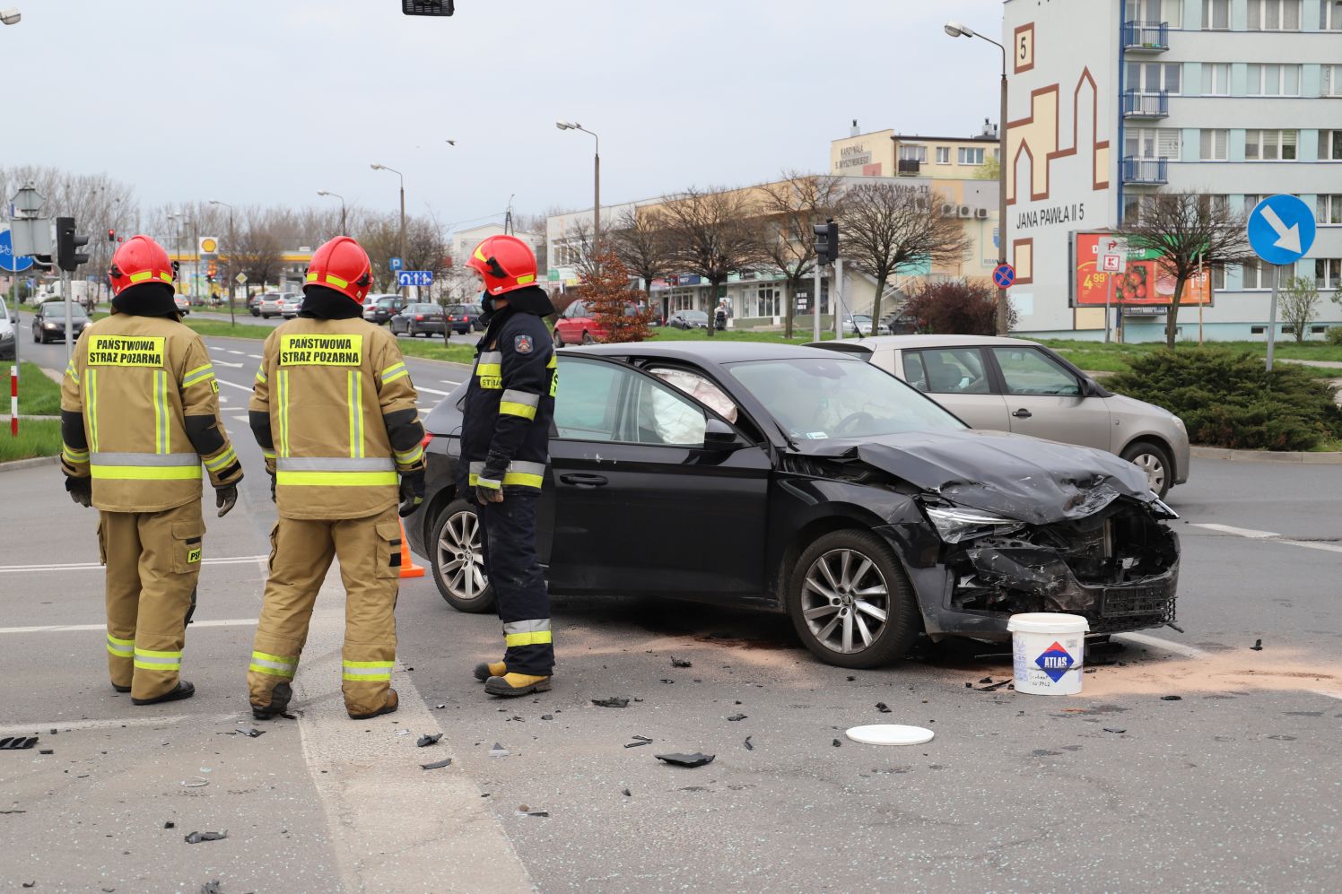 W centrum Kutna doszło do kraksy z udziałem kilku samochodów