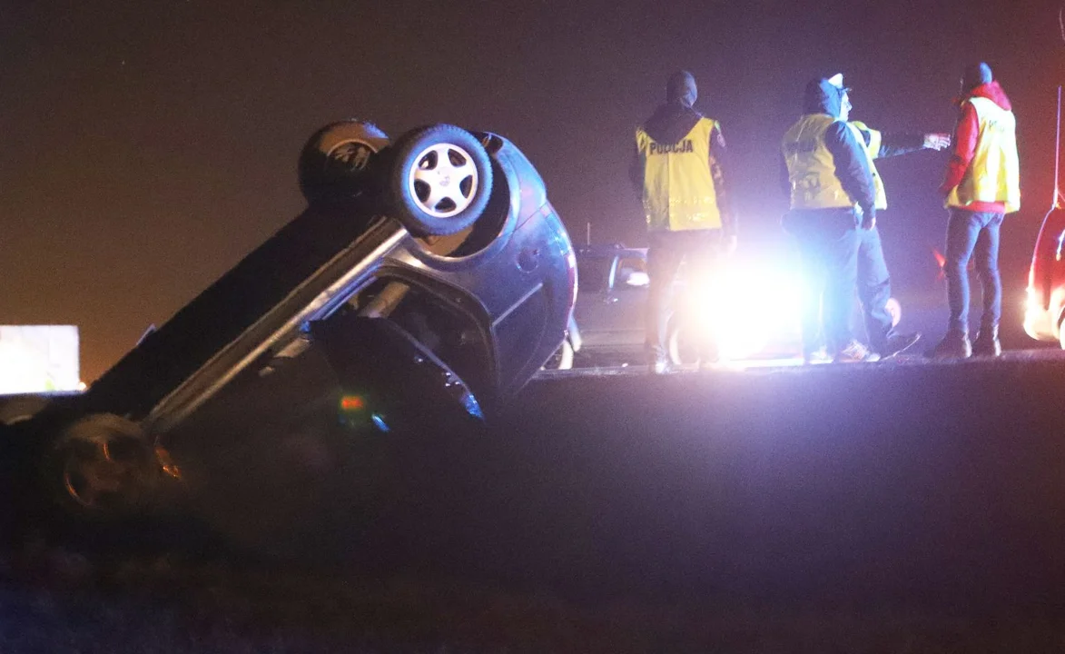 Zatrzymanie pijanych mężczyzn. Kutnowska policja ustala kto spowodował groźnie wyglądającą kolizję [ZDJĘCIA] - Zdjęcie główne