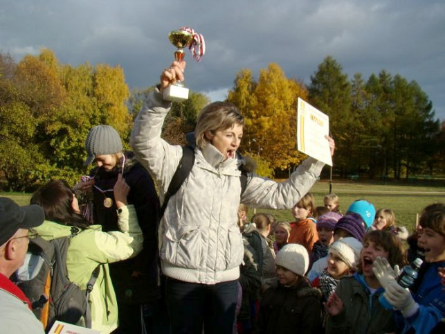 Brązowy medal w rękach dziewcząt z SP 9 - Zdjęcie główne