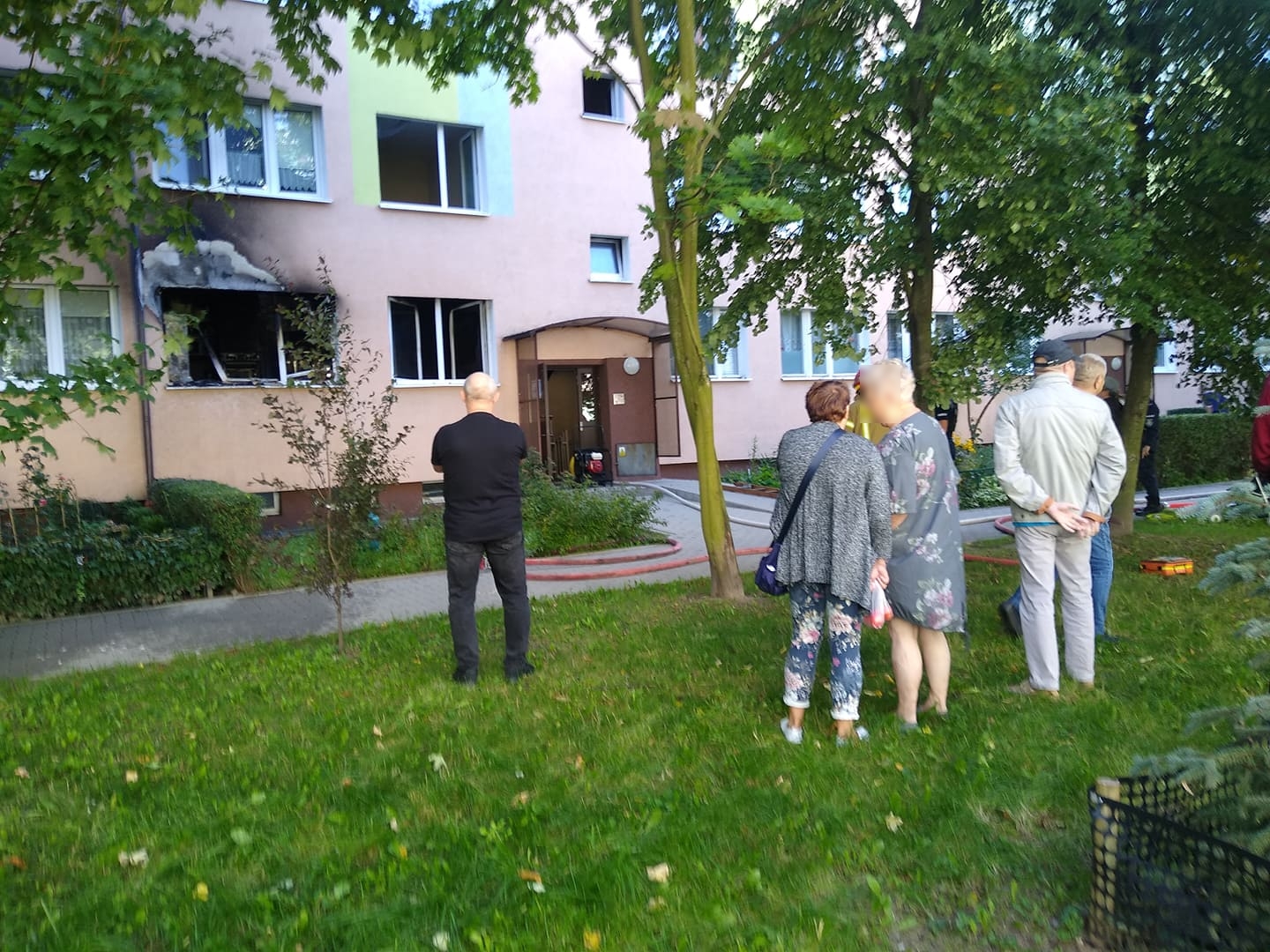 W Kutnie w mieszkaniu przy ulicy Wybickiego wybuchł pożar, strażacy ewakuowali mieszkańców