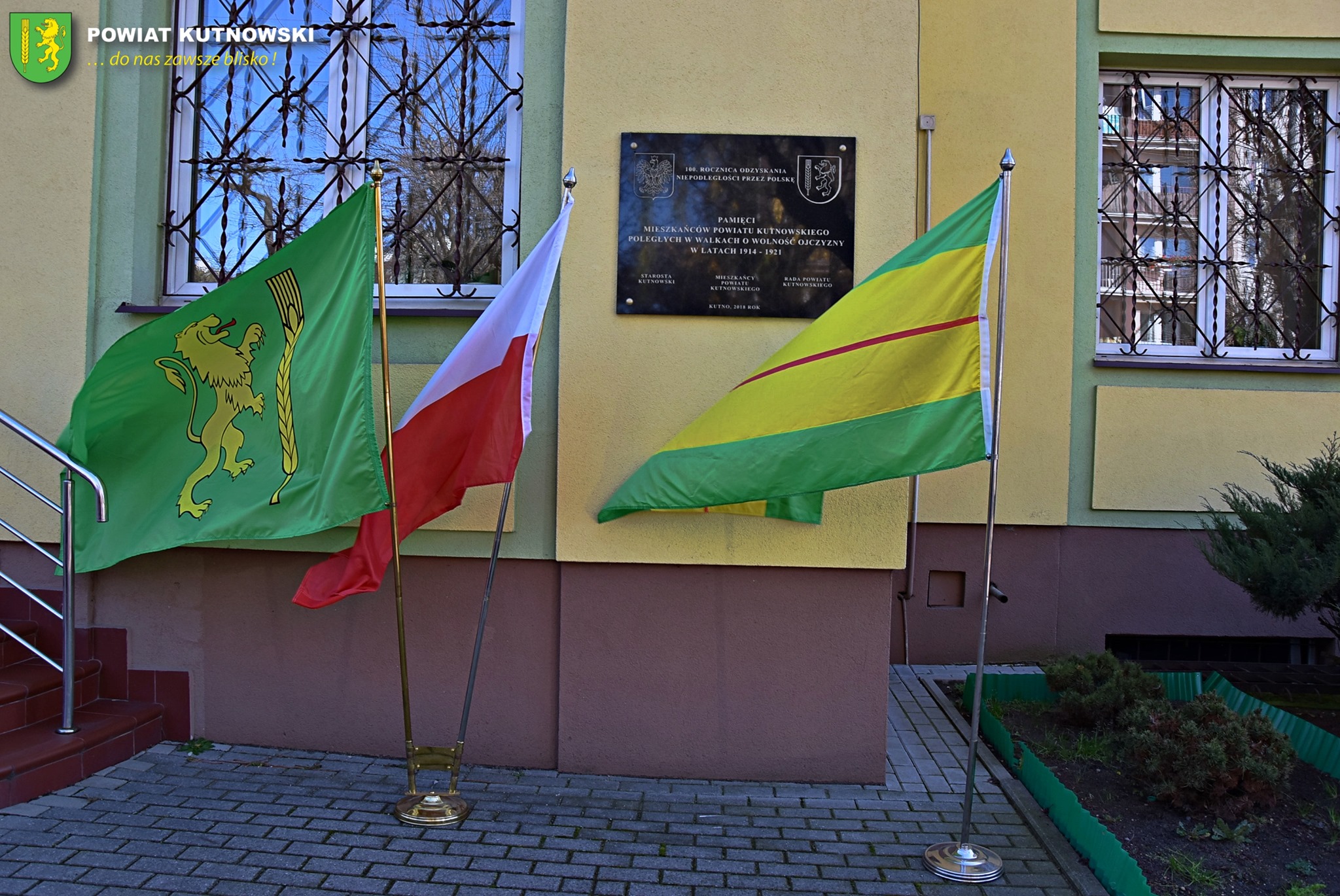 władze powiatu kutnowskiego złożyły kwiaty pod pamiątkową tablicą znajdującą się na budynku Starostwa Powiatowego w Kutnie