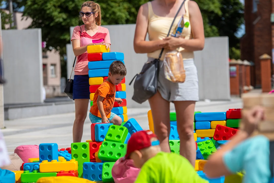 Fabryka Zabaw Tęczowo na placu Piłssudskiego w Kutnie