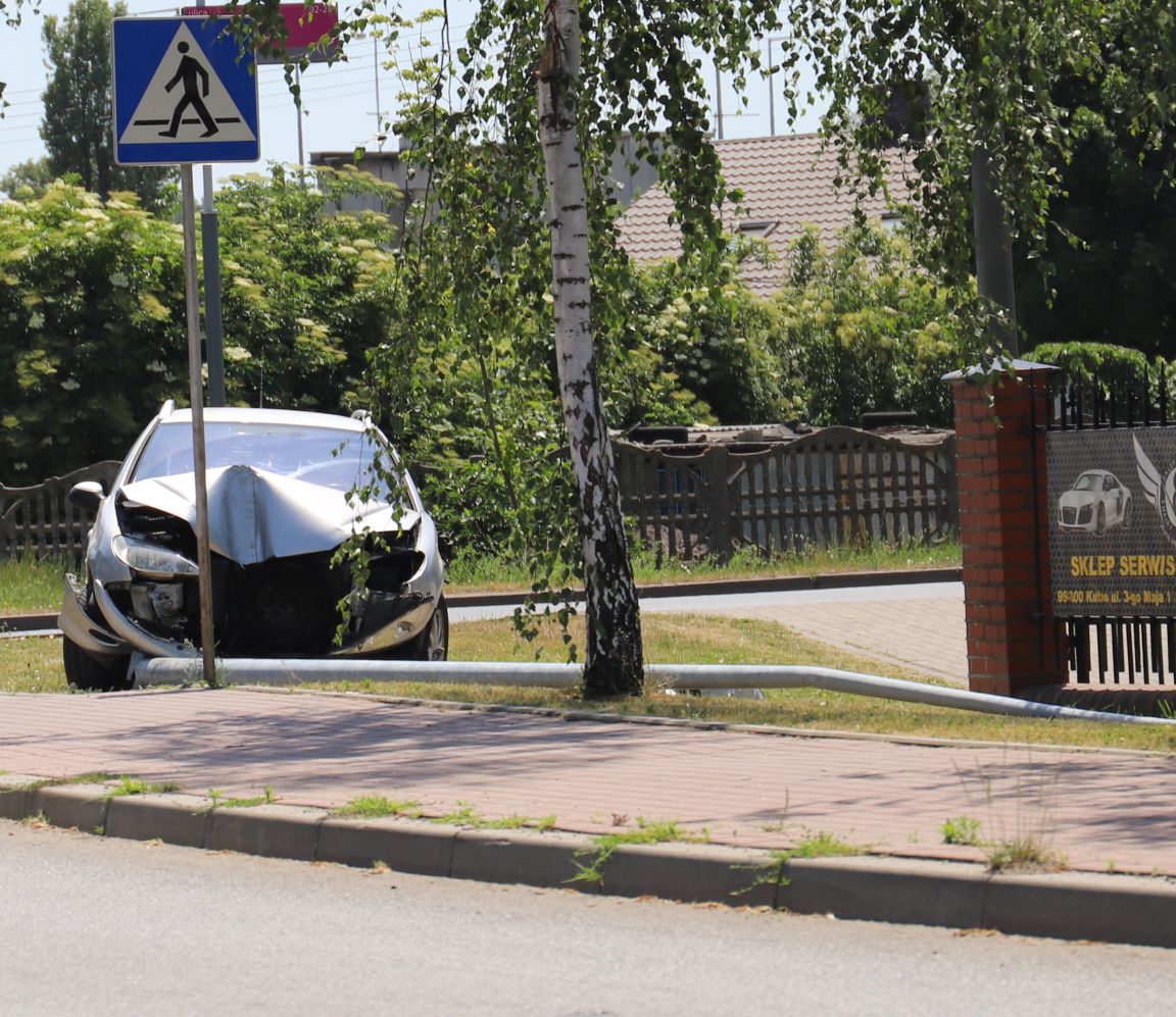 Kierowca auta stracił nad nim panowanie i uderzył w latarnię