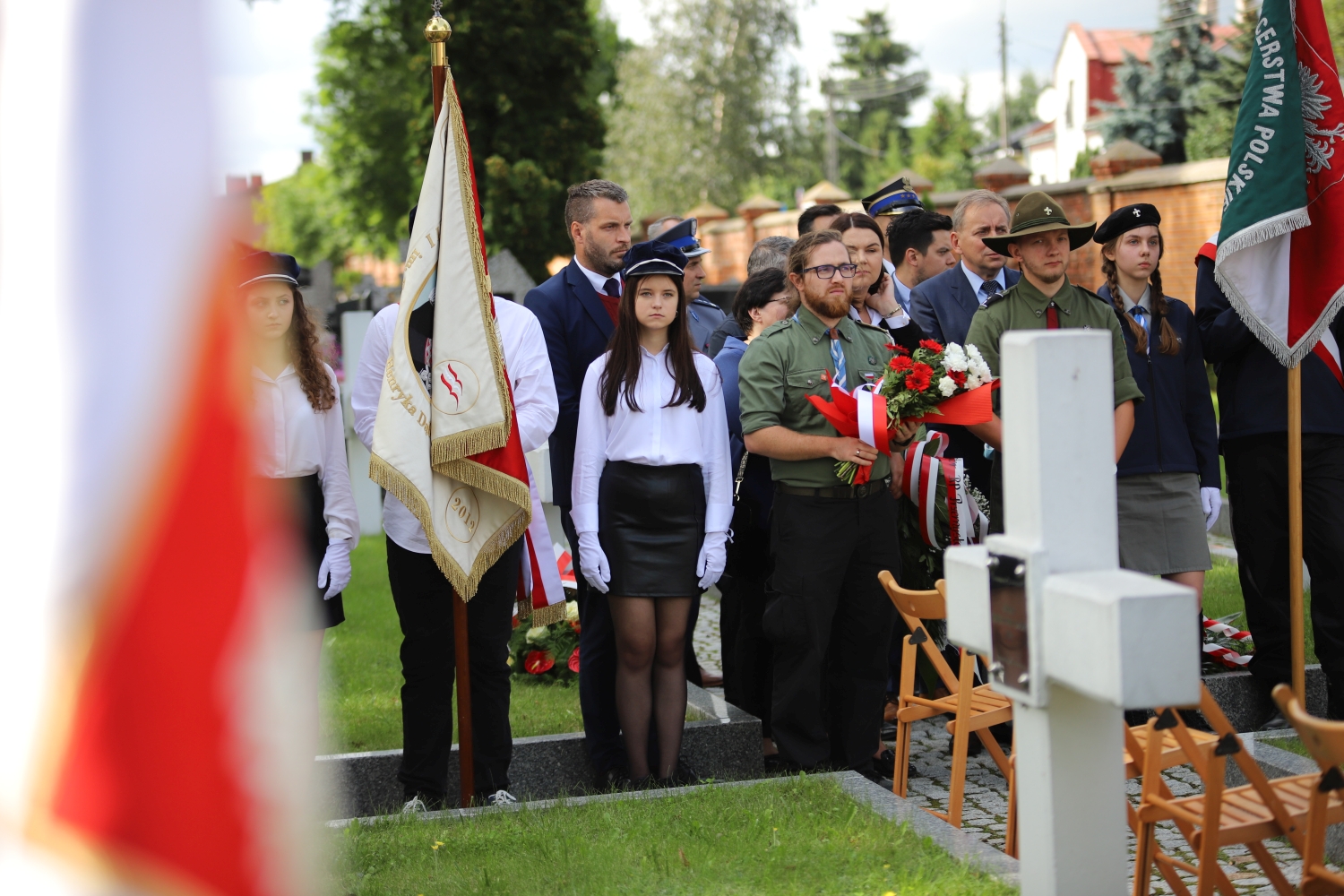 Przy pomniku poległych harcerzy i żołnierzy Wojska Polskiego zebrały się władze Powiatu Kutnowskiego, poczty sztandarowe i delegacje powiatowych służb, instytucji i szkół i placówek