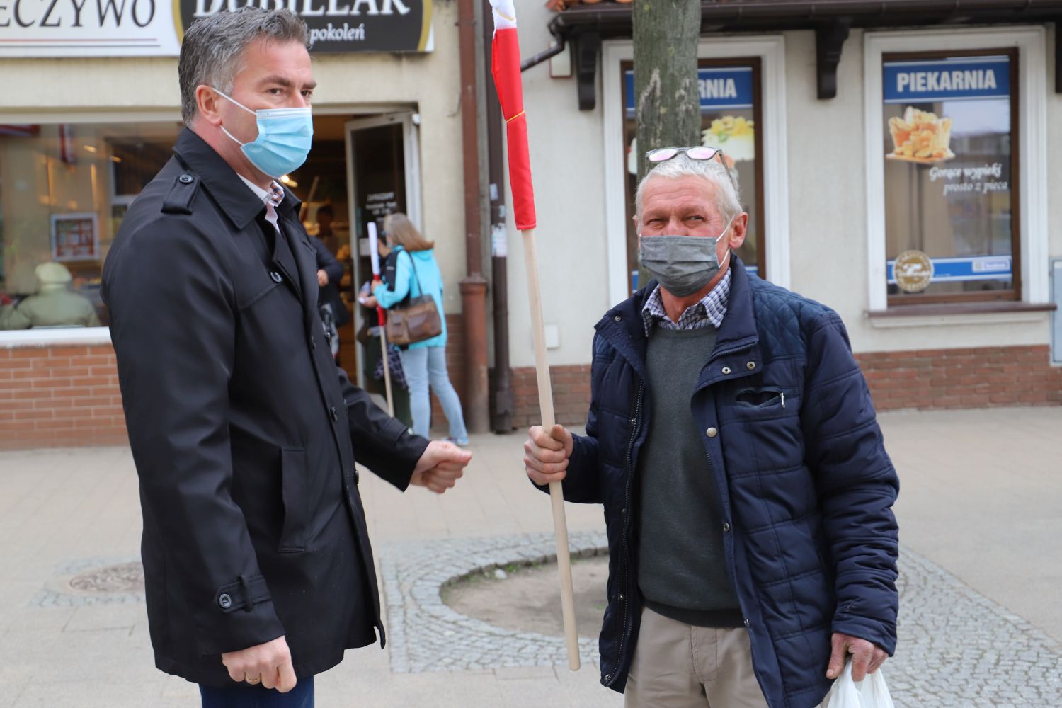 Prezydent miasta rozdawał flagi mieszkańcom Kutna