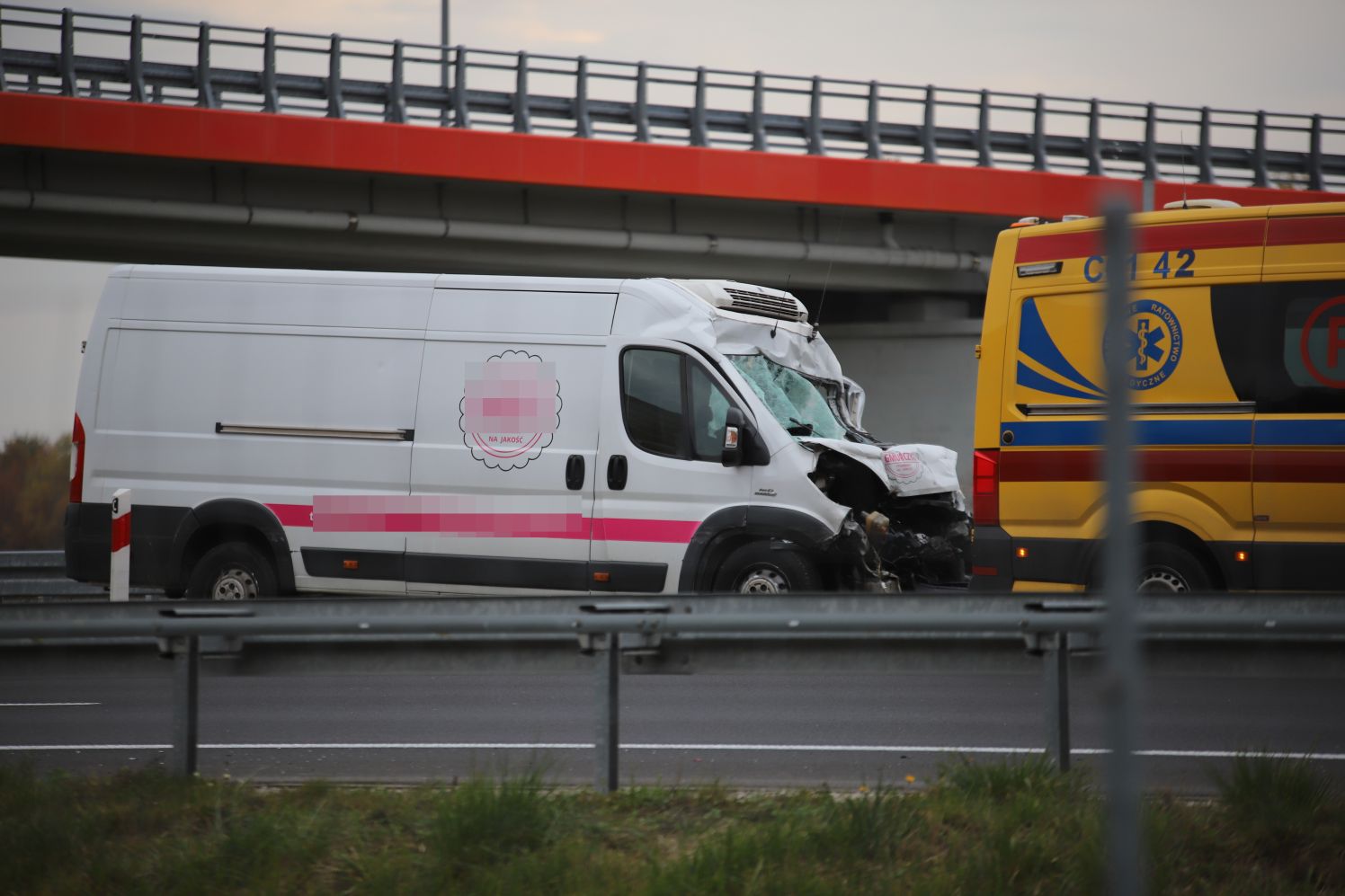 Na autostradzie A1 pod Kutnem samochód dostawczy zderzył się z ciężarówką