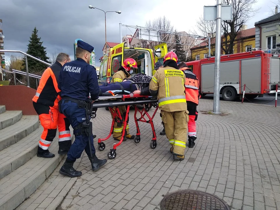 Akcja służb w centrum Kutna. Kobieta potrzebowała pilnej pomocy