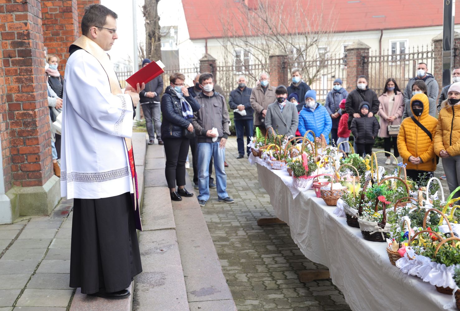 Kutnianie zgodnie z wielkanocną tradycją udają się do kościołów poświęcić pokarmy