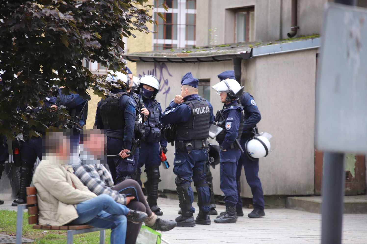 Przy dworcu w Kutnie zaroiło się od policjantów, którzy zabezpieczali przejazd kibiców poznańskiego Lecha