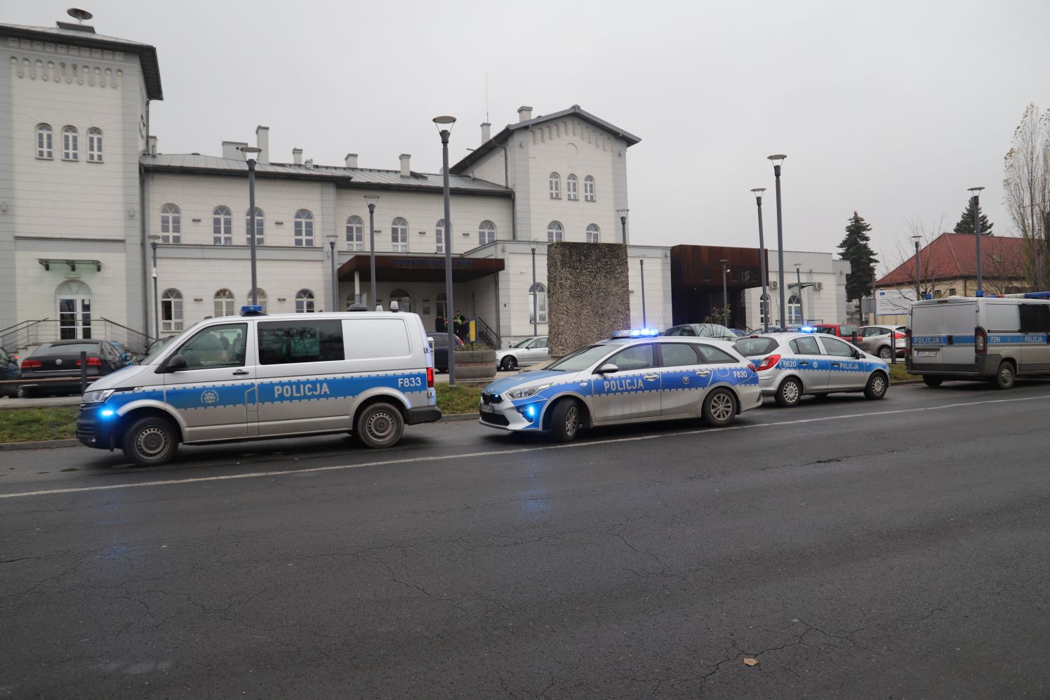 Grupa kibiców na kutnowskim dworcu. Miejsce zabezpiecza policja