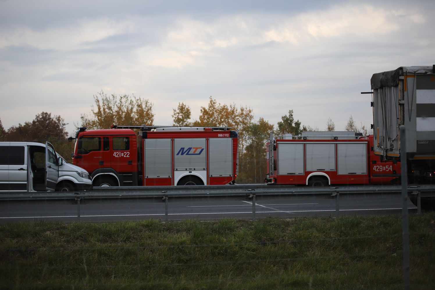 Na autostradzie A1 pod Kutnem samochód dostawczy zderzył się z ciężarówką