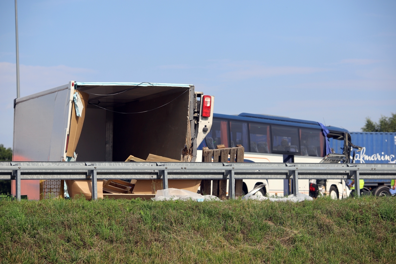 W wyniku zderzenia autokaru z ciężarówką rannych zostało aż 17 osób