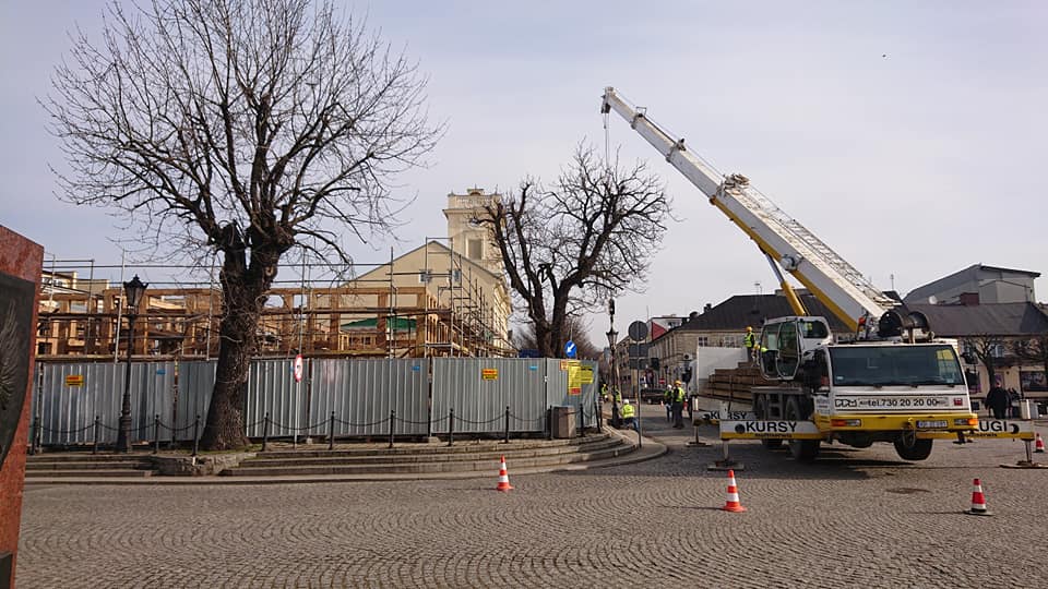 Na Pałac Saski w Kutnie wróciła konstrukcja dachu