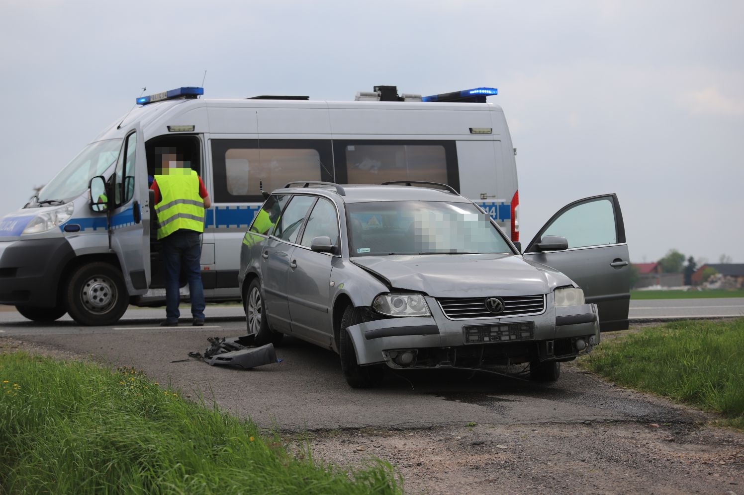 Na drodze krajowej pod Kutnem zderzyły się dwa samochody