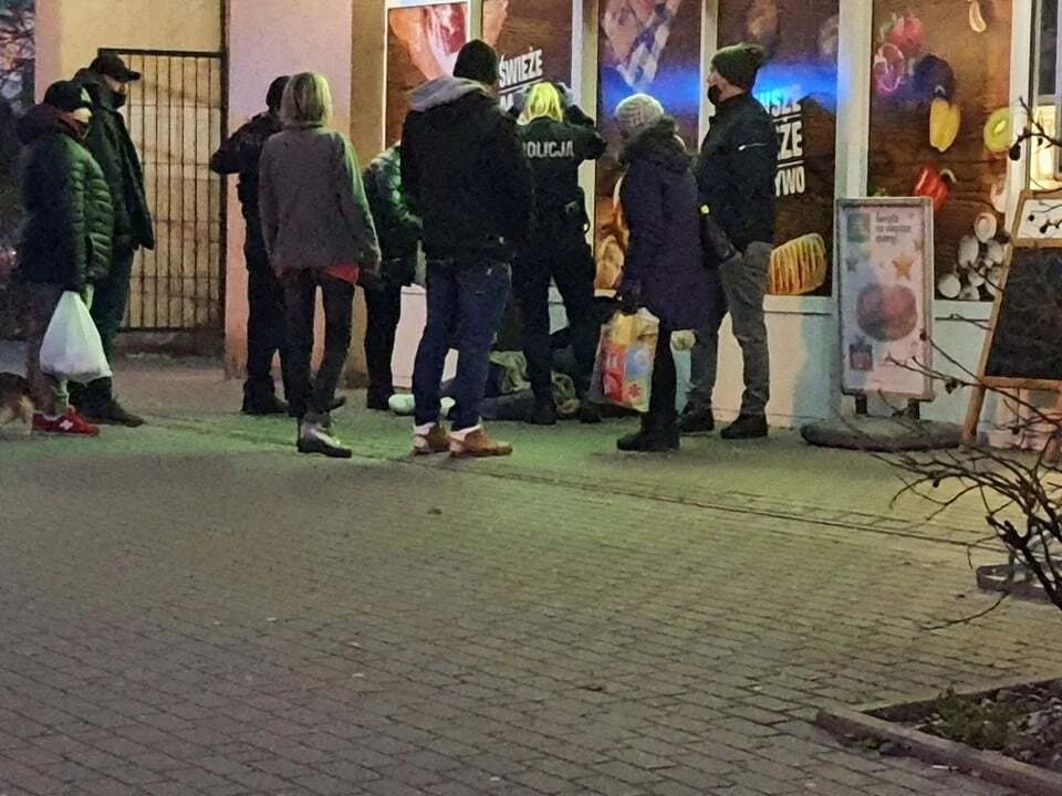 Interwencja policji w centrum Kutna. Zasłabł mężczyzna, od kilkudziesięciu minut czeka na pomoc