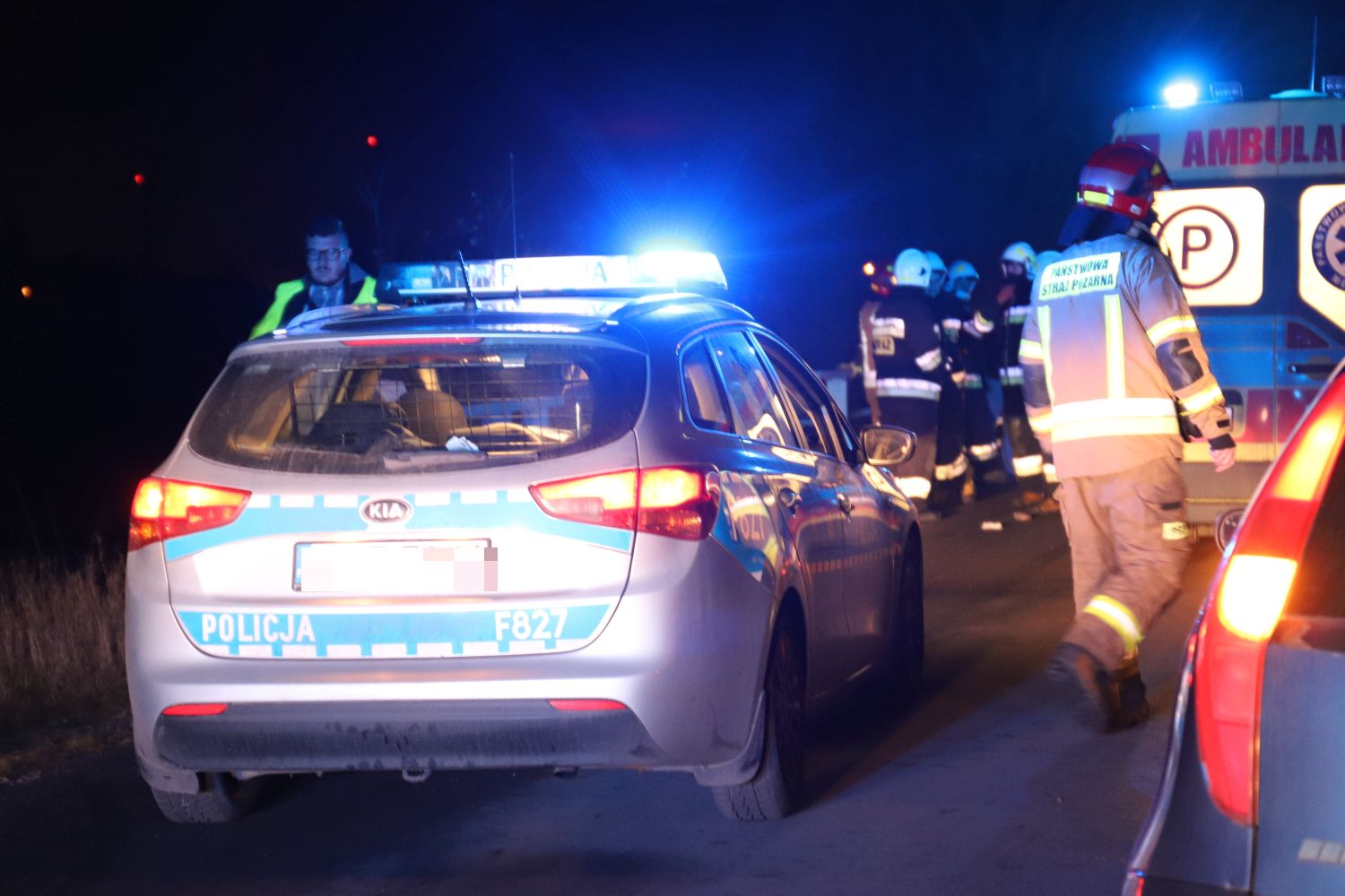 Wypadek pod Kutnem: smart zderzył się z ciągnikiem, kierowca samochodu kompletnie pijany