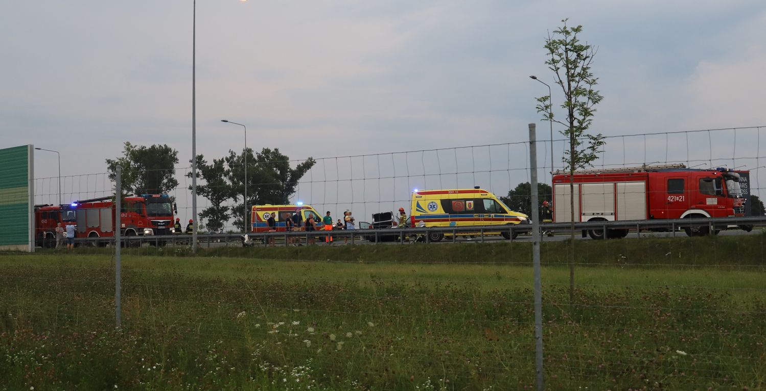 W wyniku wypadku na autostradzie pod Kutnem poszkodowane zostały trzy osoby, w tym małe dziecko