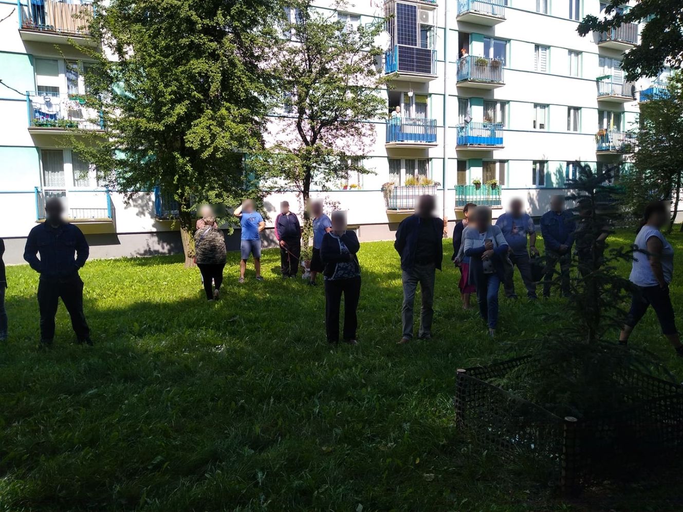 W Kutnie w mieszkaniu przy ulicy Wybickiego wybuchł pożar, strażacy ewakuowali mieszkańców