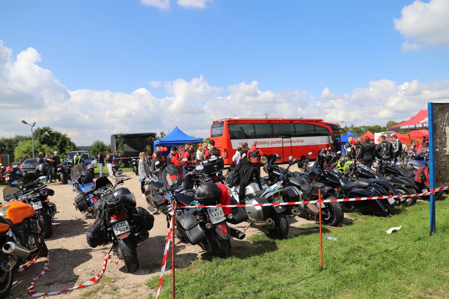 Pod Kutnem tuż przed dożynkami motocykliści zorganizowali akcję oddawania krwi