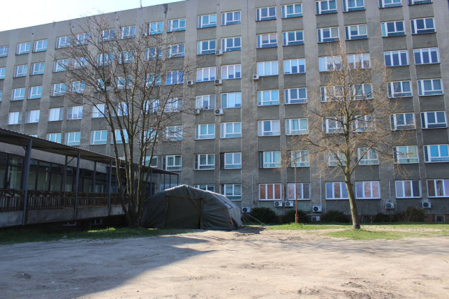 [ZDJĘCIA] Postawili specjalny namiot przed szpitalem. Jaką rolę będzie pełnił? - Zdjęcie główne