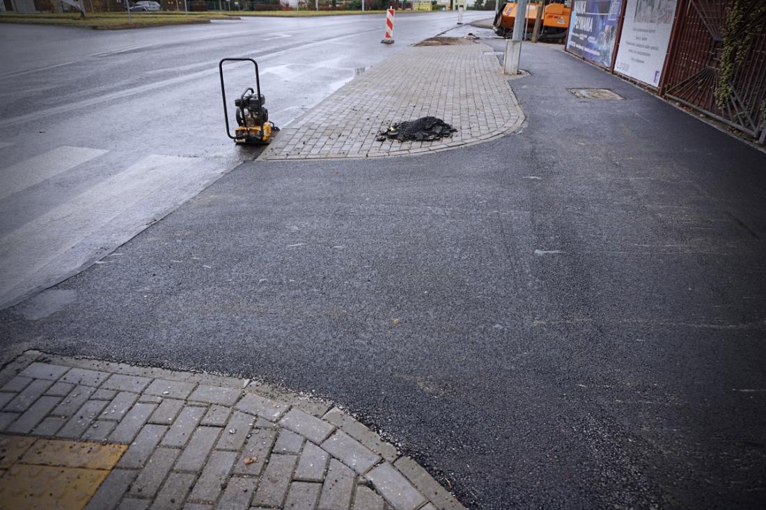 Dobiega końca budowa brakującego fragmentu drogi rowerowej oraz przejścia dla pieszych u zbiegu ulic: Krasińskiego, Łęczyckiej i Mickiewicza