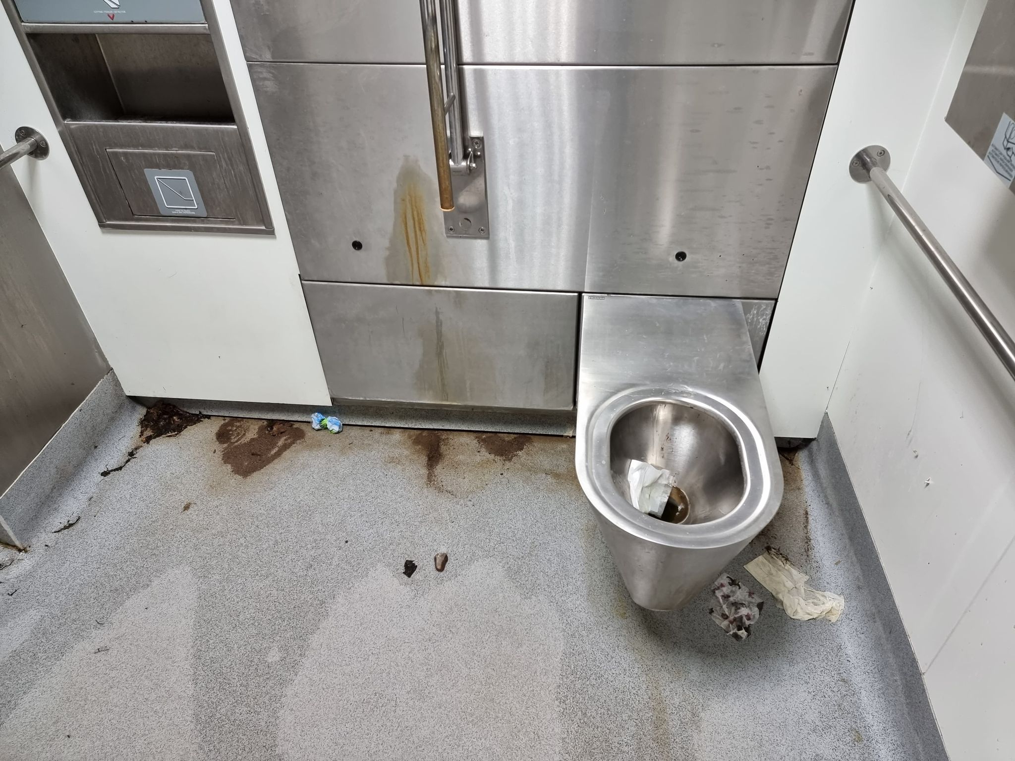 Stan toalety w Parku Wiosny Ludów daleki jest od ideału